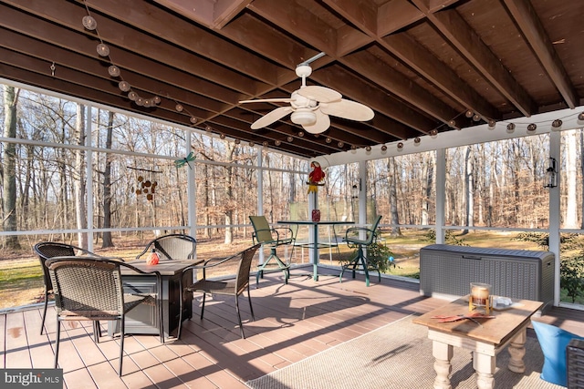 sunroom with ceiling fan