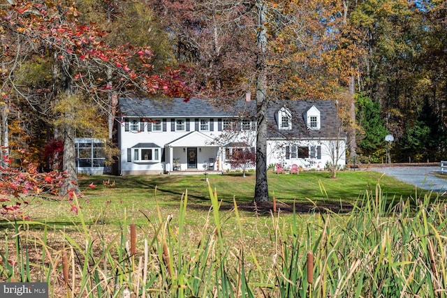 view of front of property with a front lawn