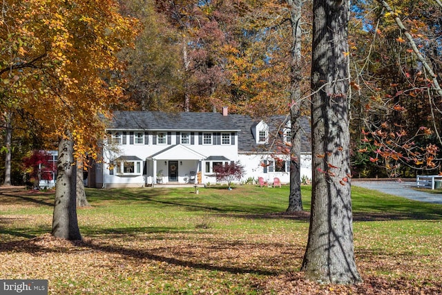 view of front facade with a front yard