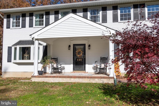 view of front of house with a front lawn