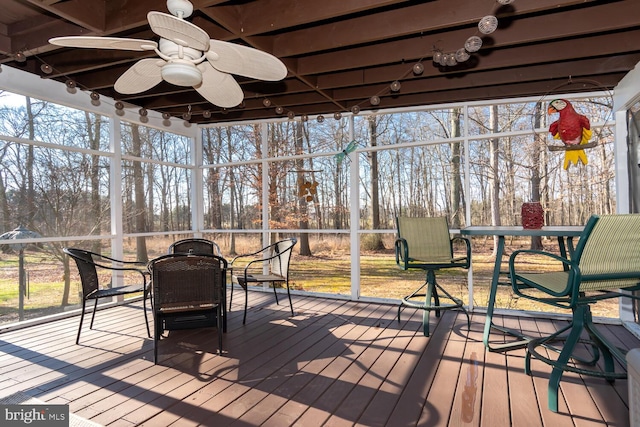 sunroom with ceiling fan