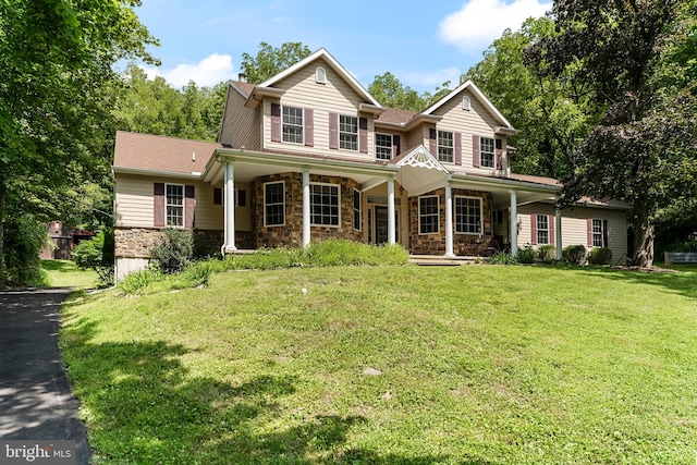 view of front facade featuring a front lawn