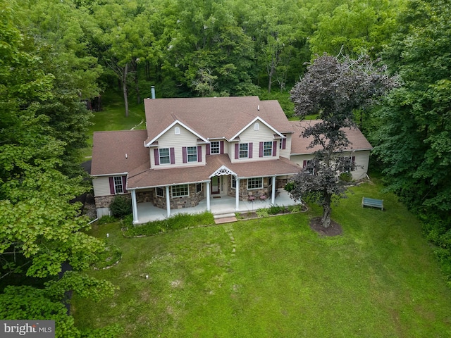 view of front facade featuring a front lawn