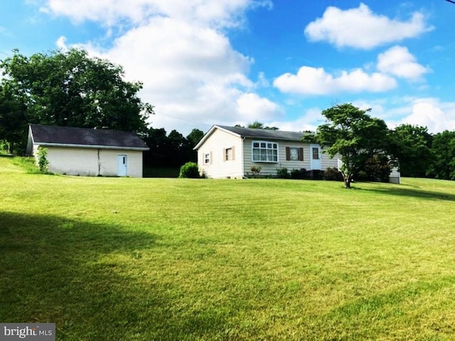 view of yard with a storage shed