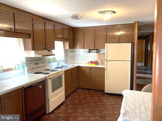 kitchen with sink, tasteful backsplash, and white appliances