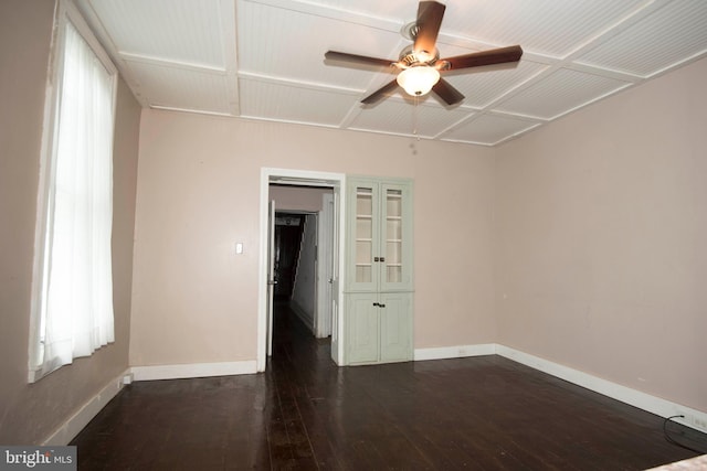 unfurnished room featuring dark wood-type flooring and ceiling fan