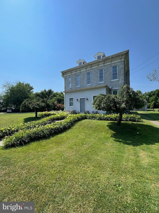 view of front facade with a front lawn