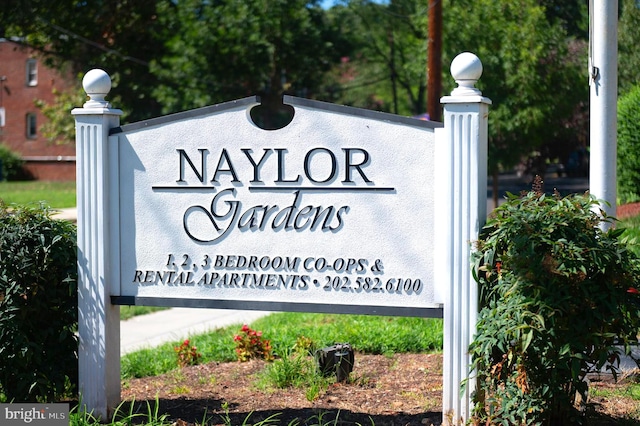 view of community / neighborhood sign