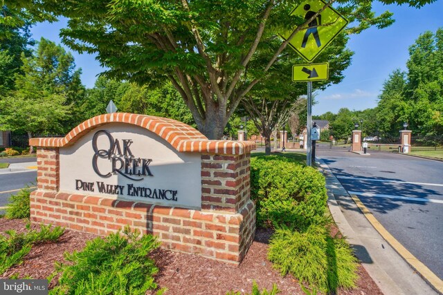 view of community / neighborhood sign