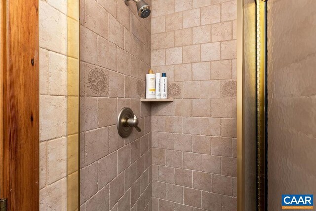 bathroom featuring tiled shower