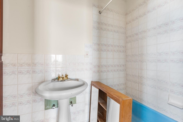 bathroom featuring tile walls