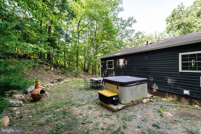 view of yard featuring a hot tub