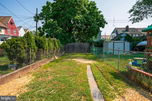 view of yard with a storage shed