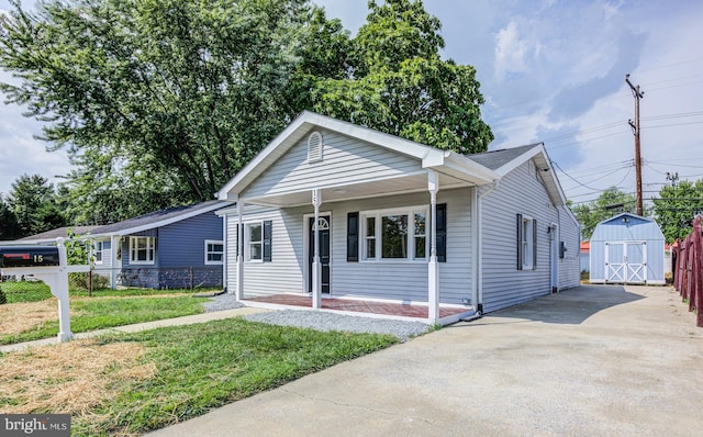 view of front of home featuring a shed and a front yard