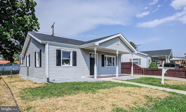 view of front of house featuring a front yard