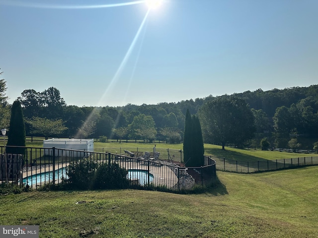 view of yard featuring a fenced in pool