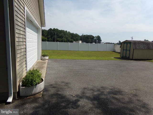 view of yard with a shed