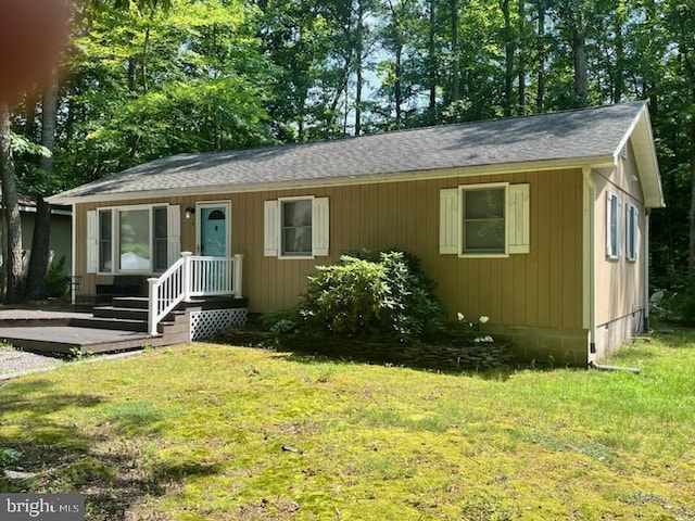 view of front of house with a front lawn