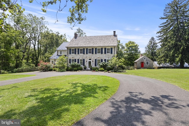 view of front of property featuring a front yard