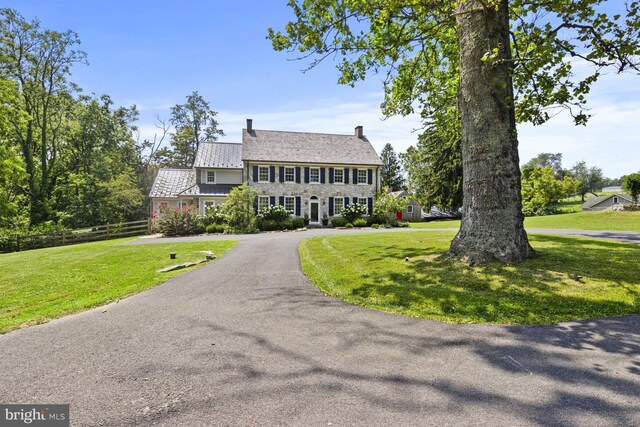 view of front facade featuring a front lawn