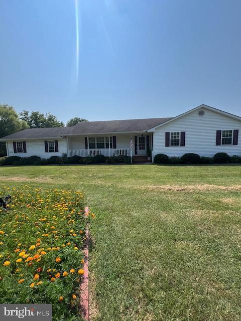 ranch-style home with a front yard