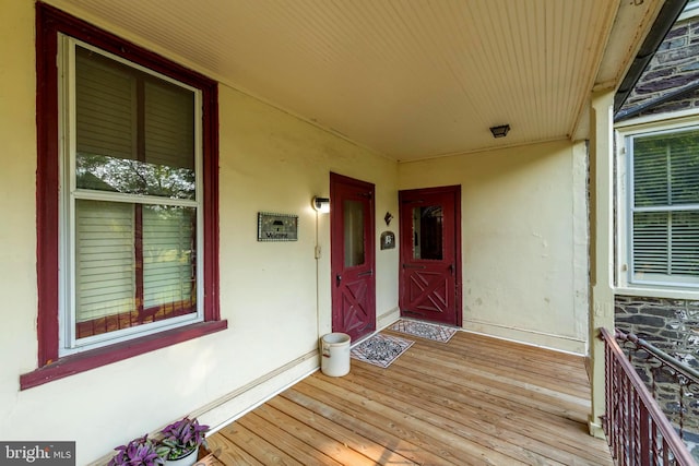 entrance to property featuring covered porch