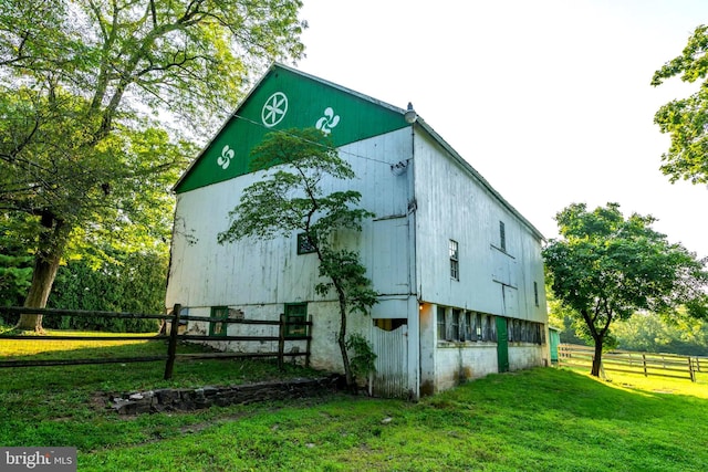 view of side of property featuring a lawn