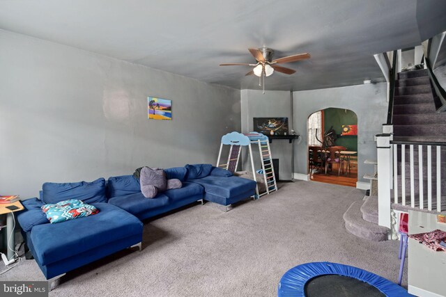 carpeted living room featuring ceiling fan