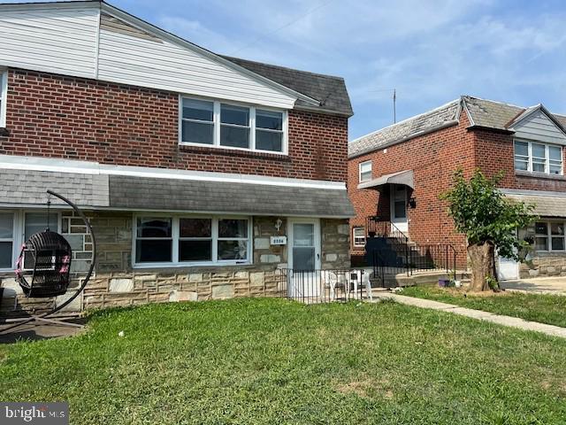 view of front of house with a front lawn