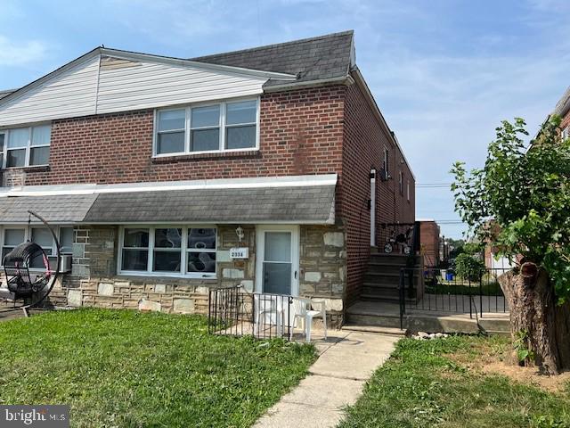 view of front of property with a front lawn