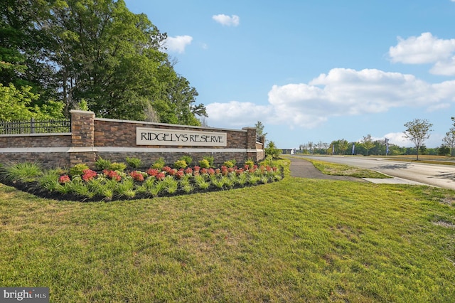 community sign with a yard