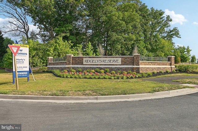 community / neighborhood sign with a yard