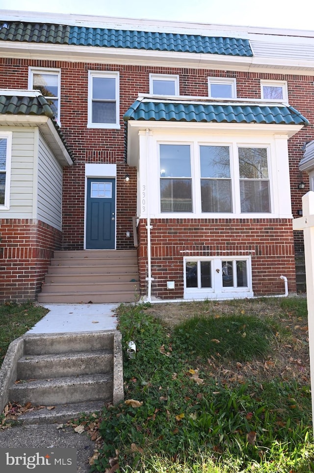 view of front facade featuring brick siding