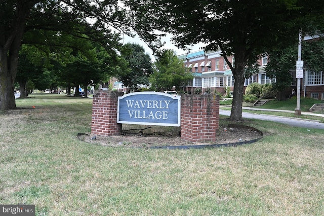 community / neighborhood sign featuring a yard