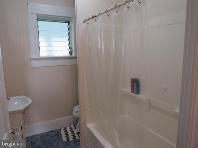 bathroom featuring toilet and shower / bath combo