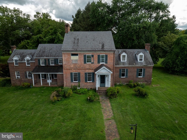 view of front facade with a front lawn