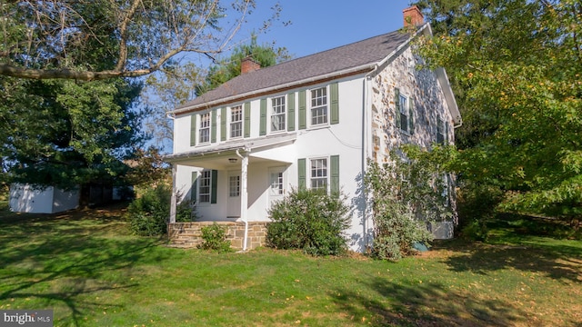 colonial home featuring a front yard