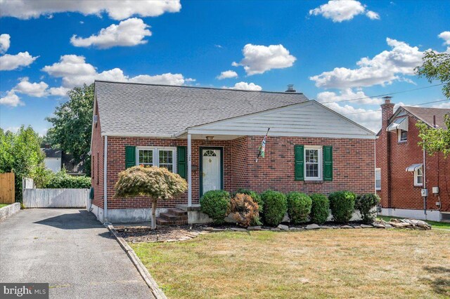 view of front of house with a front yard