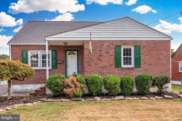 view of front of house featuring a front lawn