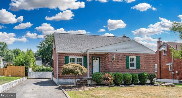 view of front of property featuring a front yard