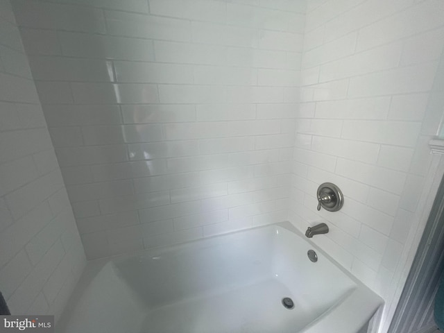 bathroom featuring tiled shower / bath combo