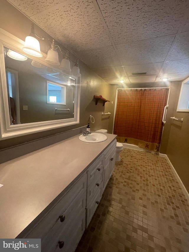 bathroom with a shower with shower curtain, vanity, and toilet