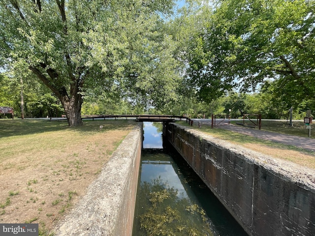 view of property's community featuring a yard