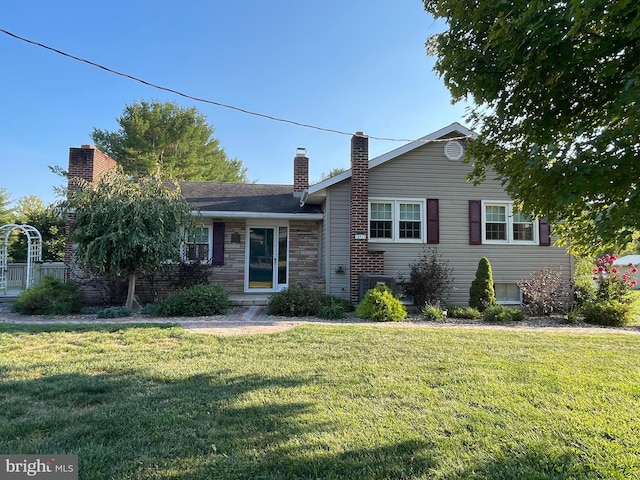 view of front facade with a front lawn