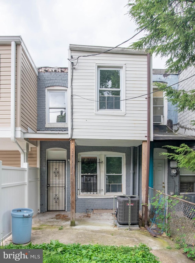 townhome / multi-family property featuring cooling unit and a porch