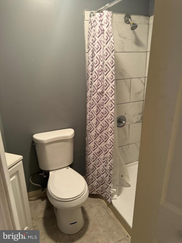 bathroom featuring vanity, a shower with shower curtain, and toilet