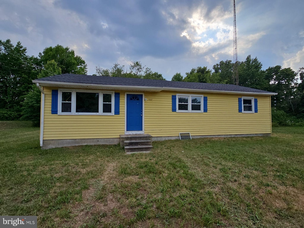 view of front of property featuring a front lawn