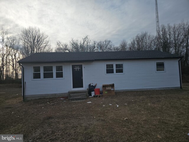 view of front of property featuring a front lawn