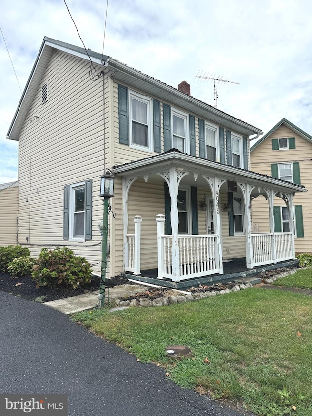 view of front facade featuring a porch and a front yard