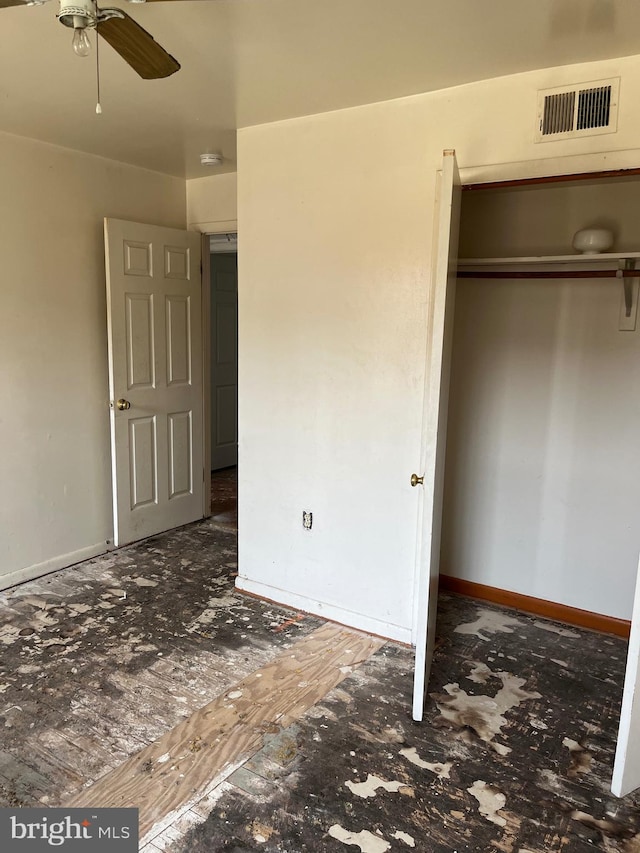 unfurnished bedroom with ceiling fan and a closet